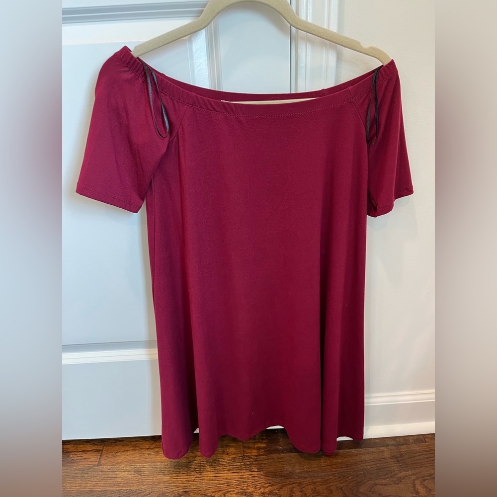 DRESS | Off-the-shoulder burgundy dress